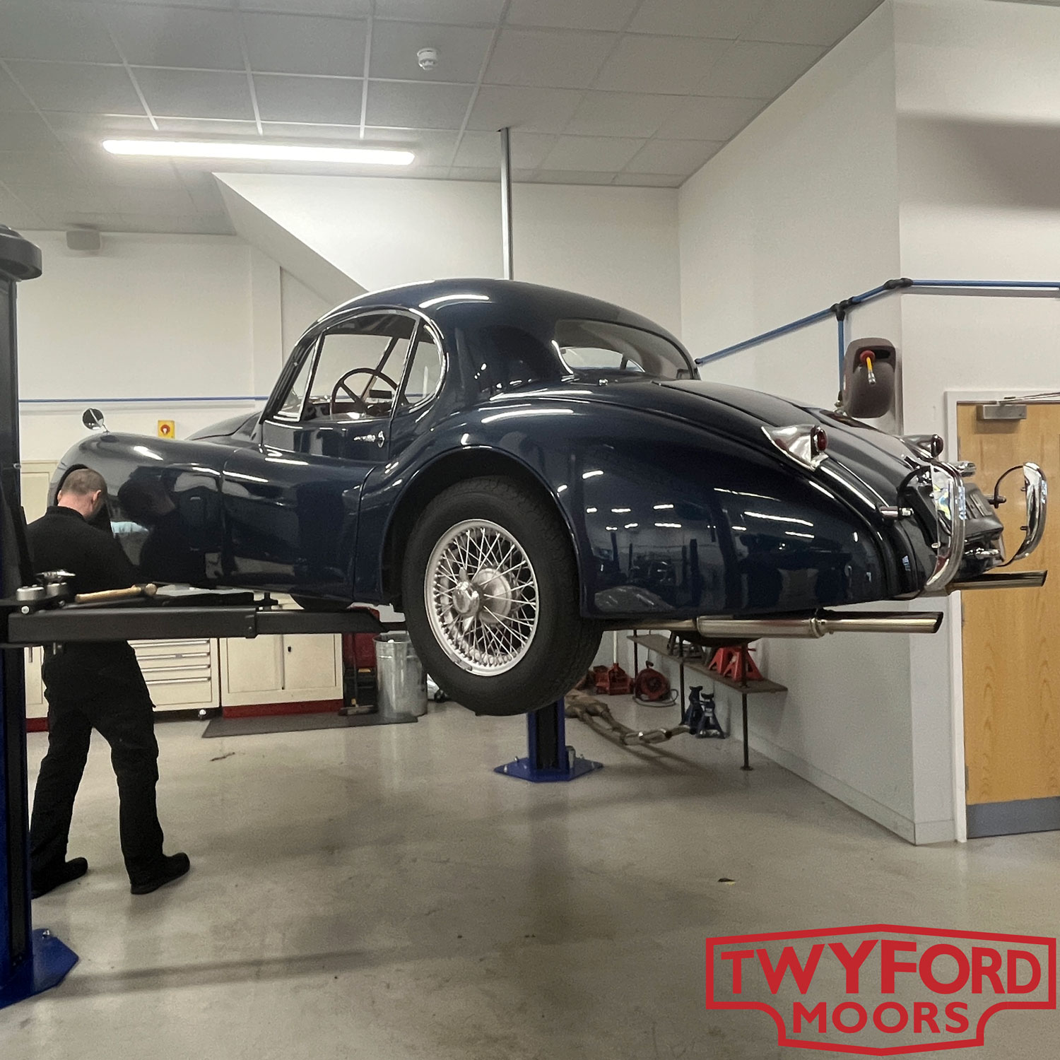 Jaguar XK120 emergency repairs