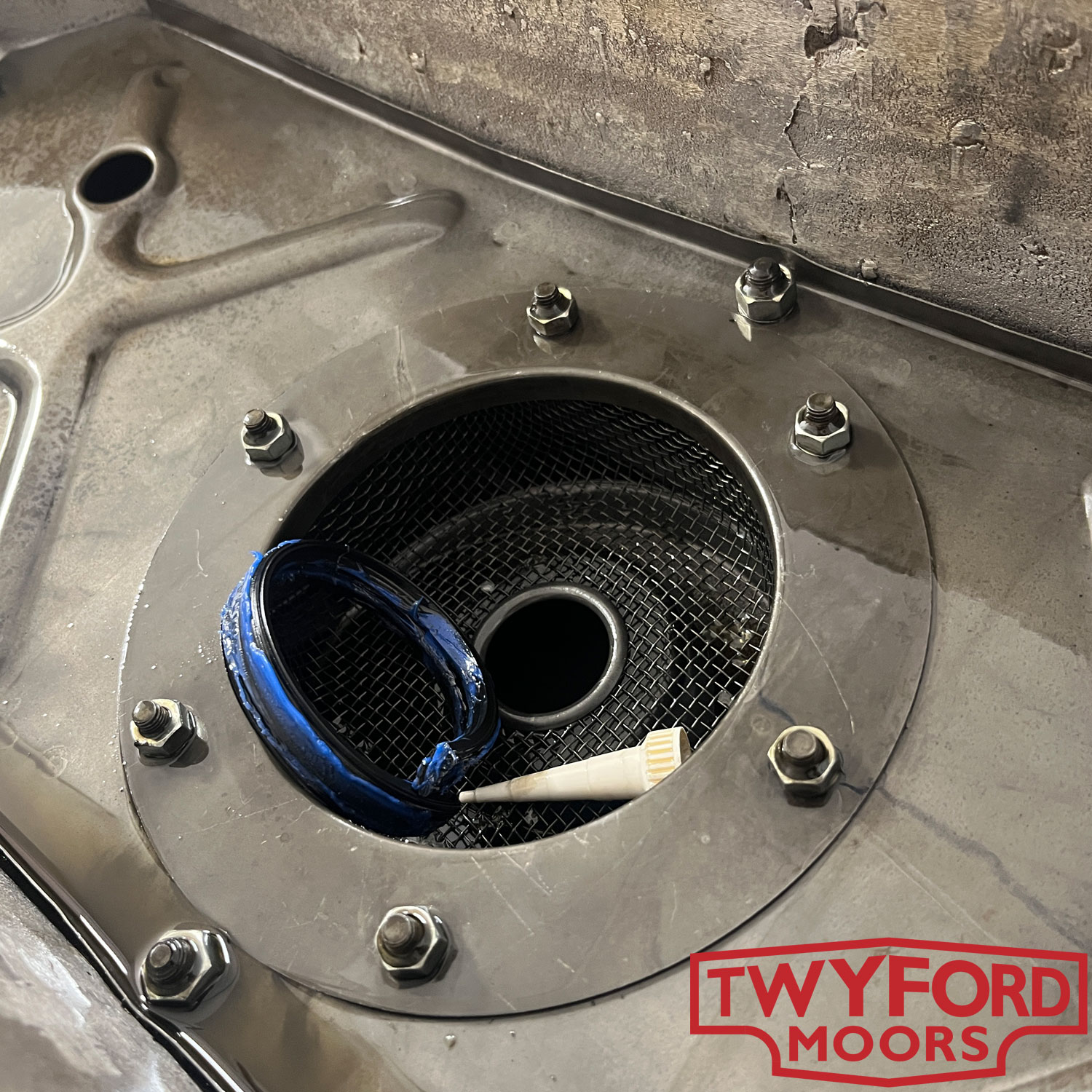 Jaguar E-Type sump leak