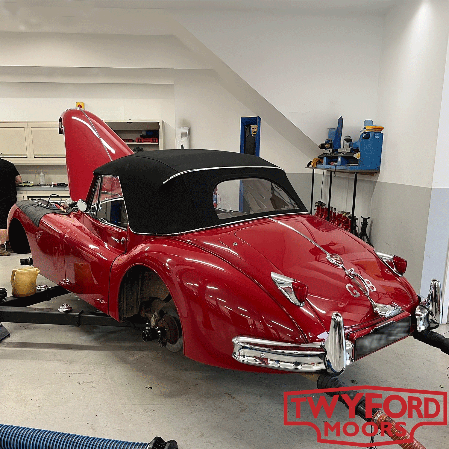 Jaguar XK140 servicing