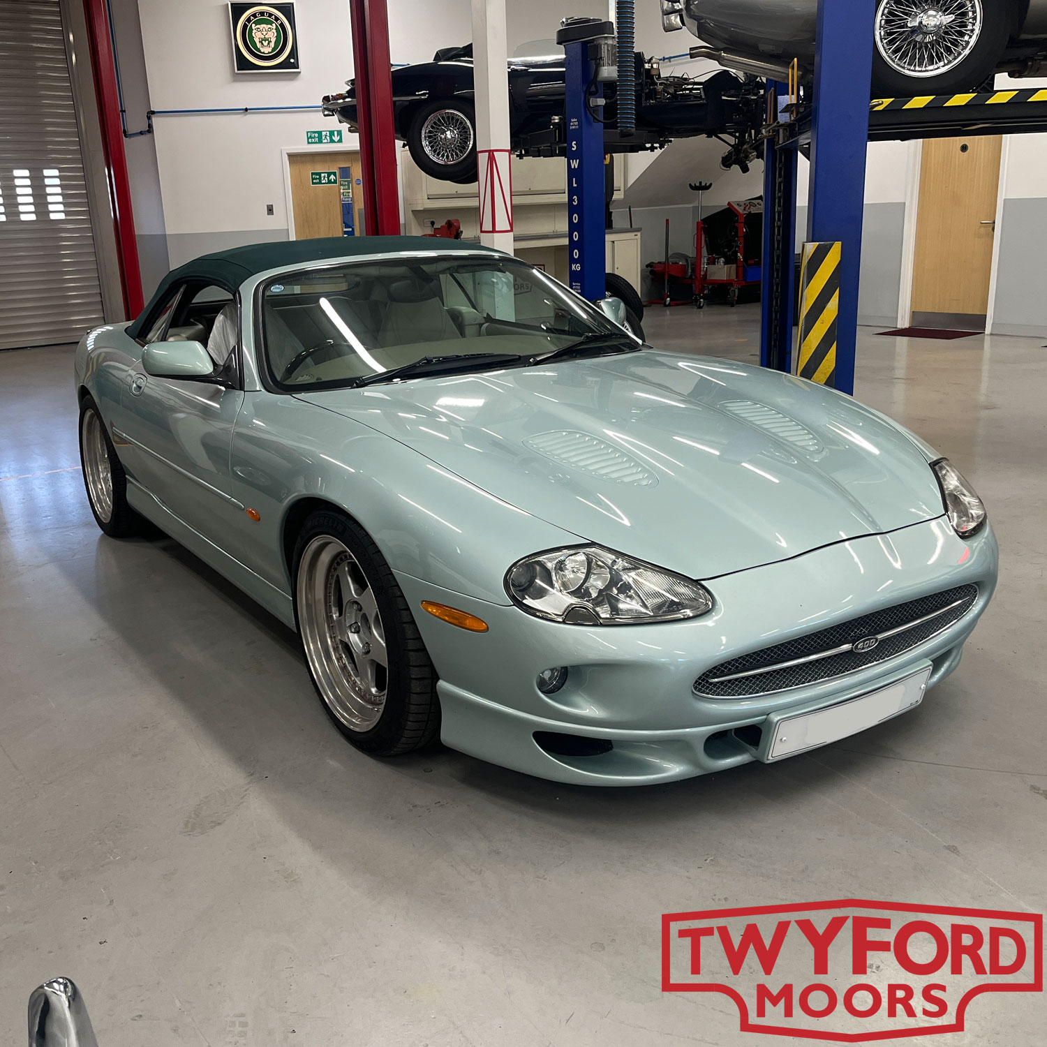 Jaguar XKR X100 servicing